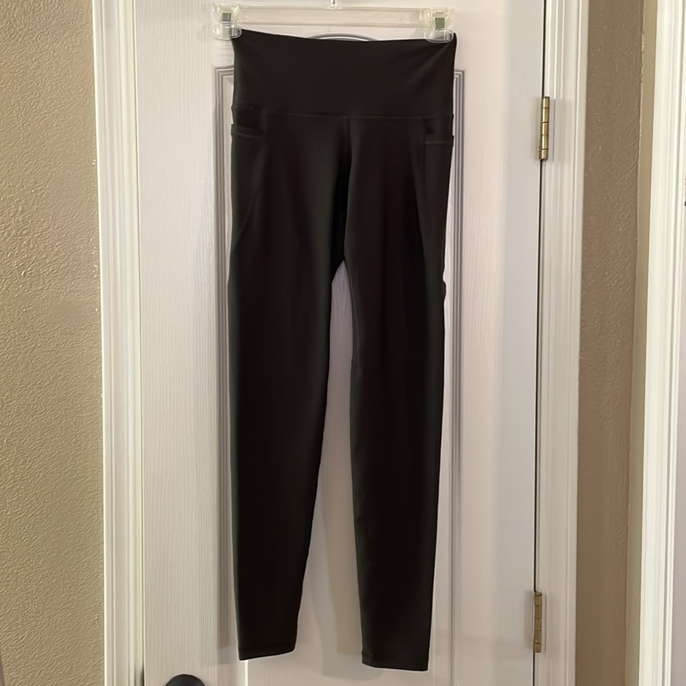 Old Navy Elevate Legging Go Dry Sz Medium - tag has been cut out -Side Pockets